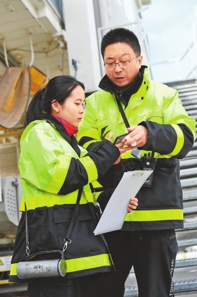 认真地向师傅学习业务。