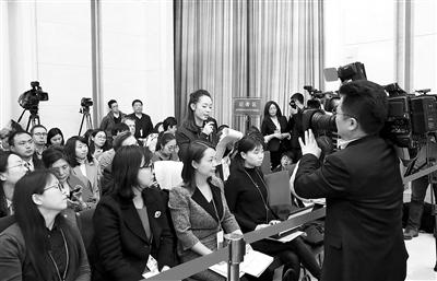 3月7日上午,在人民大会堂举行的甘肃代表团媒体开放日,成为中外各大媒体关注的焦点。甘肃日报记者 高樯/摄