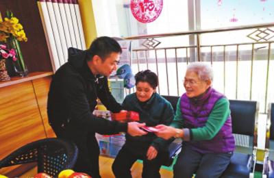 养老服务中心为老人送去新年礼物
