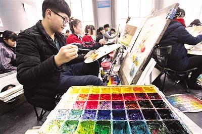 艺术类考试资料图 西部商报记者 丁凯 摄