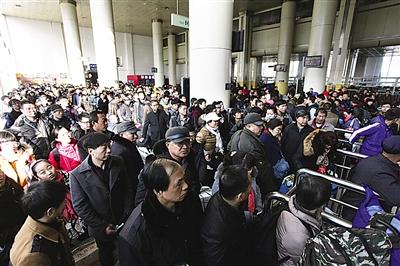 兰州火车站拥挤的人群 西部商报记者 丁凯 摄