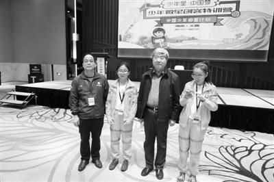 戚发轫院士(右二)与定西市安定区公园路中学师生合影。受访者 供图