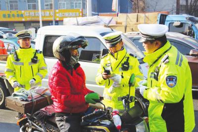 交警检查酒驾行为