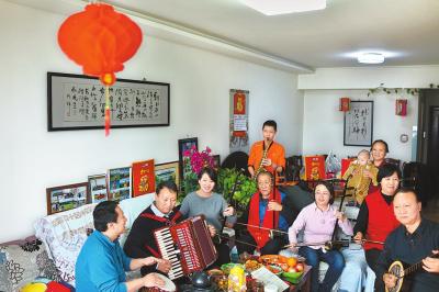 意兴盎然的家庭音乐会。