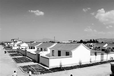 毛卜喇村新建的徽派风格的农家宅院。