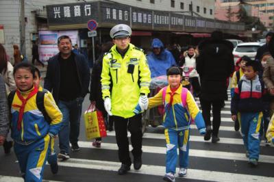 交警护送孩子们过马路 苏晓摄