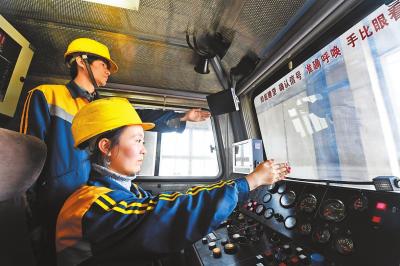 大型养路机械司机从业者几乎全是男性,很少有女性。