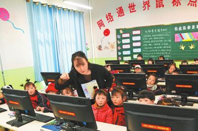 元古堆村小学的苟雁如老师利用网络教学。