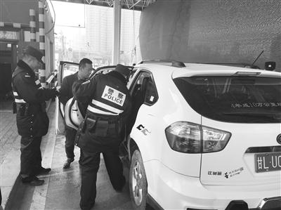 天水北路交通治安派出所民警对过往车辆进行例行检查。