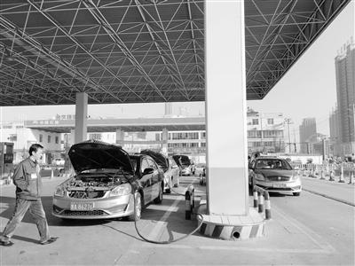 北面滩安济加气站,出租车、公交车有序加气。