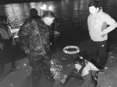 落水女孩获救。首席记者 张学江/摄