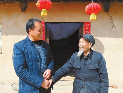 元古堆村现任党支部副书记董建新和老支部书记马岗共话家乡美好未来。