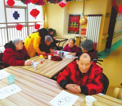 老人学绘画锻炼大脑