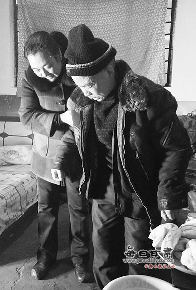 樊永搀扶大伯哥活动。