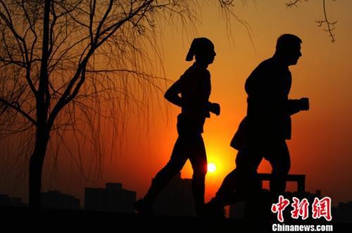 资料图:数九寒天结束北京市民享春光。中新社记者刘关关摄