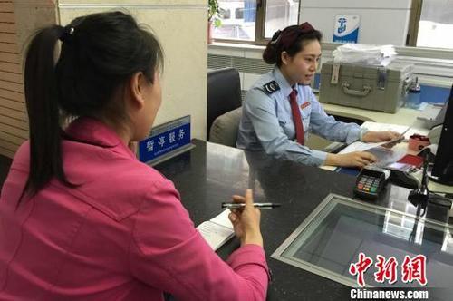 资料图:税纳人办理报税业务。 刘玉桃 摄