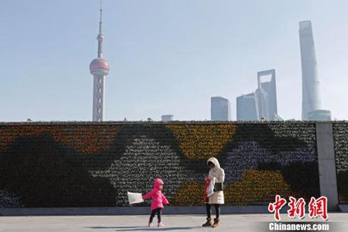 资料图:上海“三九”天再迎大降温,民众全副“武”装防寒出行。殷立勤摄