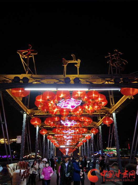 在春节来临之前,兰州市民走向中山铁桥提前,享受节日带来的祥和喜悦。
