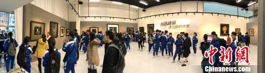 图为民众在澳门观赏“丝路绣韵”中国丝绸之路艺术精品展。 钟欣 摄