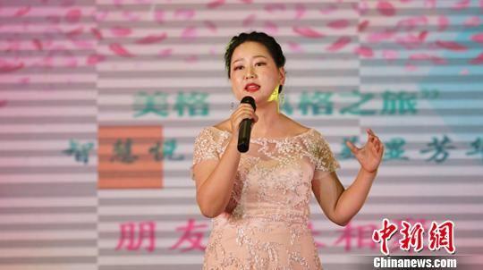图为女性妆扮一新表演独唱节目。 史静静 摄