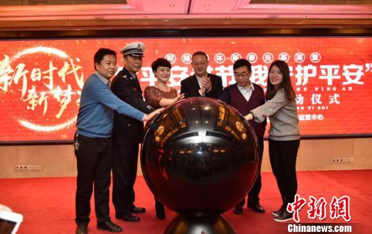 2月5日,由兰州市委宣传部主办的“新时代、新梦想”新春走基层暨“你平安过节 我守护平安”融媒体采访活动在兰州启动,40余家传统媒体和网络媒体参加了启动仪式。 韦占德 摄