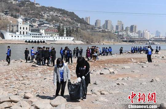 图为志愿者在黄河岸边捡拾垃圾。 杨艳敏 摄
