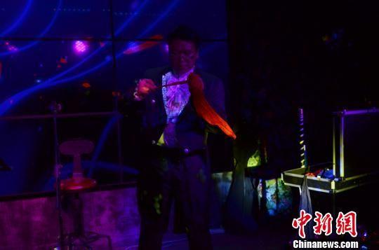 图为金林表演魔术。 崔琳 摄
