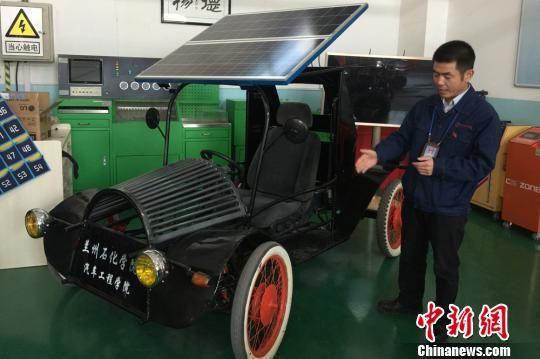 图为学生制造的复古风格汽车。 刘玉桃 摄