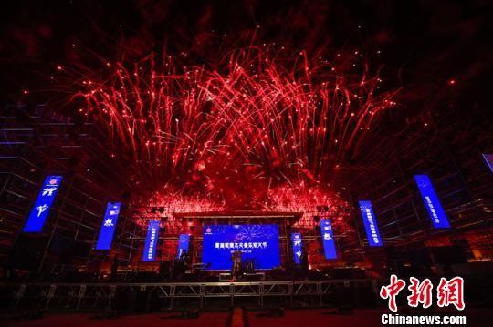 资料图。图为第一届敦煌文博国际理想节飞天音乐焰火节现场。 张玉学 摄