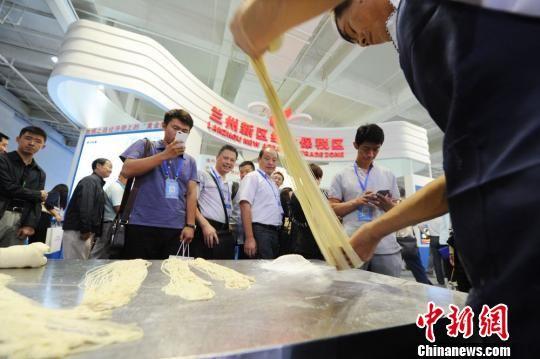 资料图:2015“丝绸之路经济带”物流成果展上拉面师现场表演“兰州牛肉面”技艺。 杨艳敏 摄