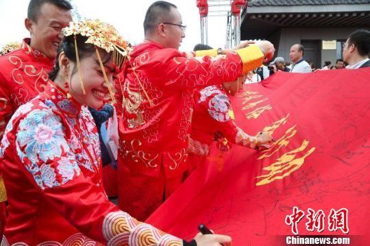 资料图:图为甘肃庆阳新人签署杜绝天价彩礼倡议书。 南如卓玛 摄