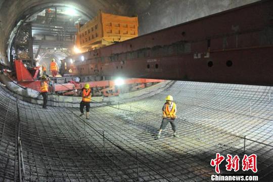 资料图。图为工人在仰拱钢筋绑扎。 钟欣 摄