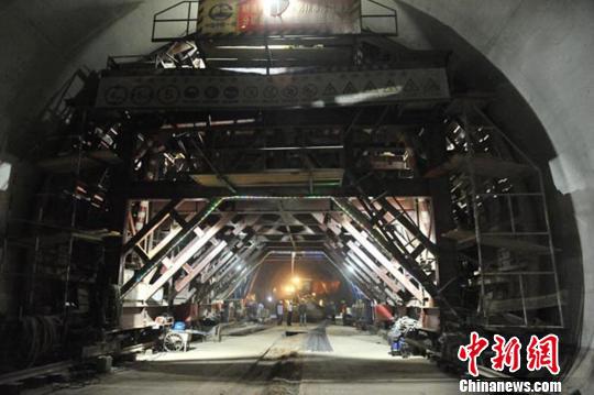 资料图。图为隧道中的施工操作平台。 钟欣 摄