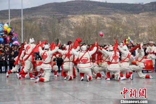 图为来自农村的社火队正表演着腰鼓技巧。 艾庆龙 摄