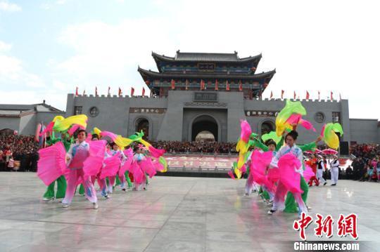 连日来,甘肃平凉市崆峒山大景区社火表演邀请赛在甘肃平凉崆峒区进行,16支队伍中9支来着农村。 艾庆龙 摄