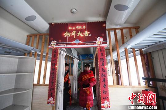 资料图。2018年春运期间,中国铁路兰州局集团的春运列车上挂灯笼、贴对联温暖归途中的旅客。 杨艳敏 摄