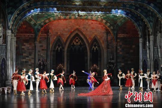 图为古典芭蕾舞剧《天鹅湖》剧照。 张玉学 摄