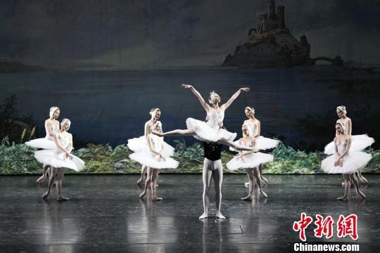 图为古典芭蕾舞剧《天鹅湖》剧照。 张玉学 摄