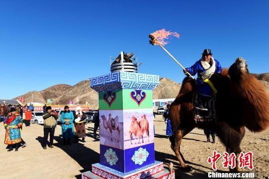 图为骑手点燃圣火。 乌仁花 摄