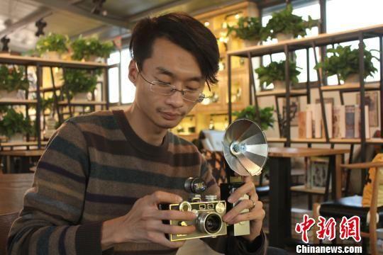 图为葛健向记者展示一台相机。 徐雪 摄