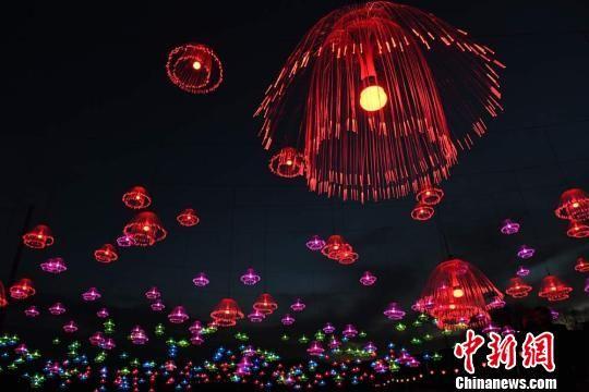 图为绽放在黄土高坡上的灯光秀。 杨艳敏 摄