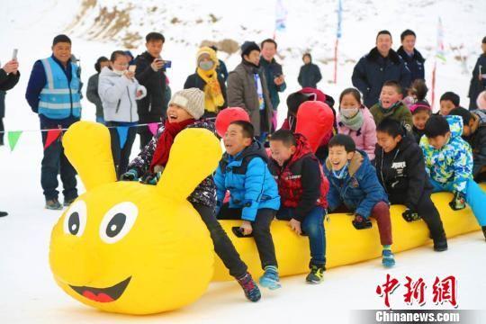 图为少年儿童参与雪地毛毛虫娱乐活动。 翟继宗 摄