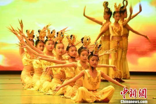 图为参赛选手表演舞蹈《千手观音》。 杨艳敏 摄
