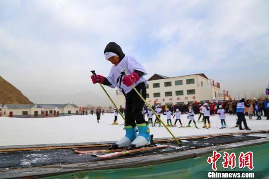 2018年1月21日,张掖山丹县境内千余名青少年走上冰雪,学习冰雪运动技巧,享受该项运动带来的快乐时光。 翟继宗 摄