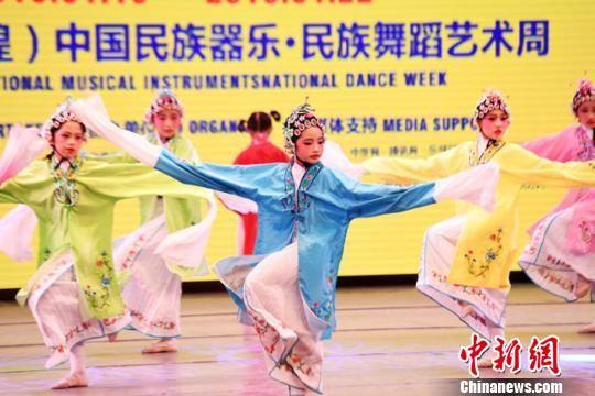 1月18日至22日,第二届(敦煌)中国民族器乐、民族舞蹈艺术周活动在甘肃敦煌举办。图为参赛选手表演民族舞蹈。 杨艳敏