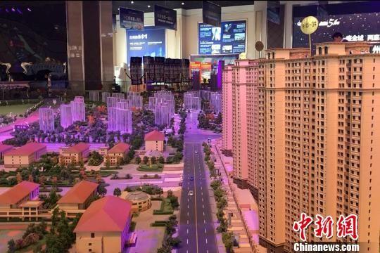 资料图:图为兰州某房地产开发商售楼沙盘。 高莹 摄