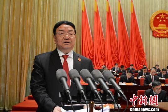 1月26日,甘肃省高级人民法院院长梁明远向甘肃省第十三届人民代表大会第一次会议作《甘肃省高级人民法院工作报告》。 韦德占 摄