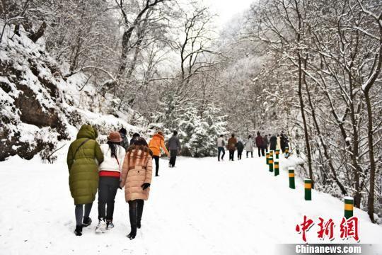 游人冒雪游山,欣赏“道源圣地”冬日美景。祁秋谨摄