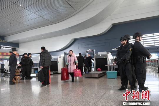 兰州铁路特警护卫春运安全。 杨艳敏 摄