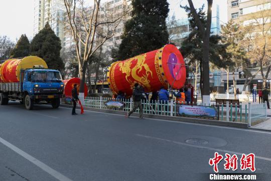 “2018金城西固迎春灯会”已进入倒计时。连日来,在西固区公园广场、公园路、福利路上,各式灯组经过前期的设计、制作,已进入安装调试阶段。 包春袆 摄